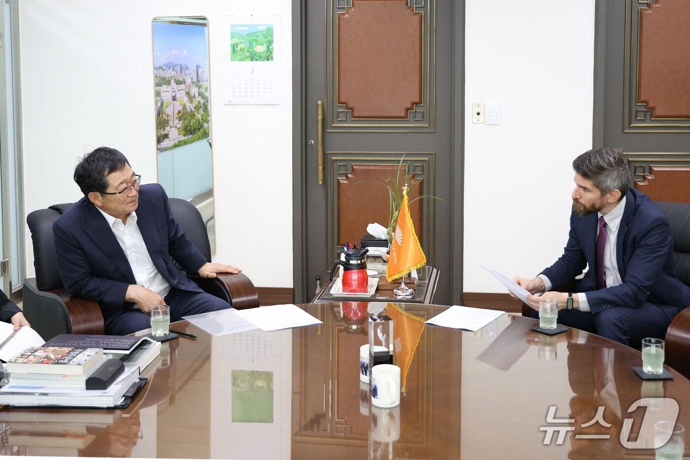 백승주(왼쪽) 전쟁기념사업회장, 바락 샤인 주한 이스라엘 대사관 공관 차석.(전쟁기념사업회 제공)