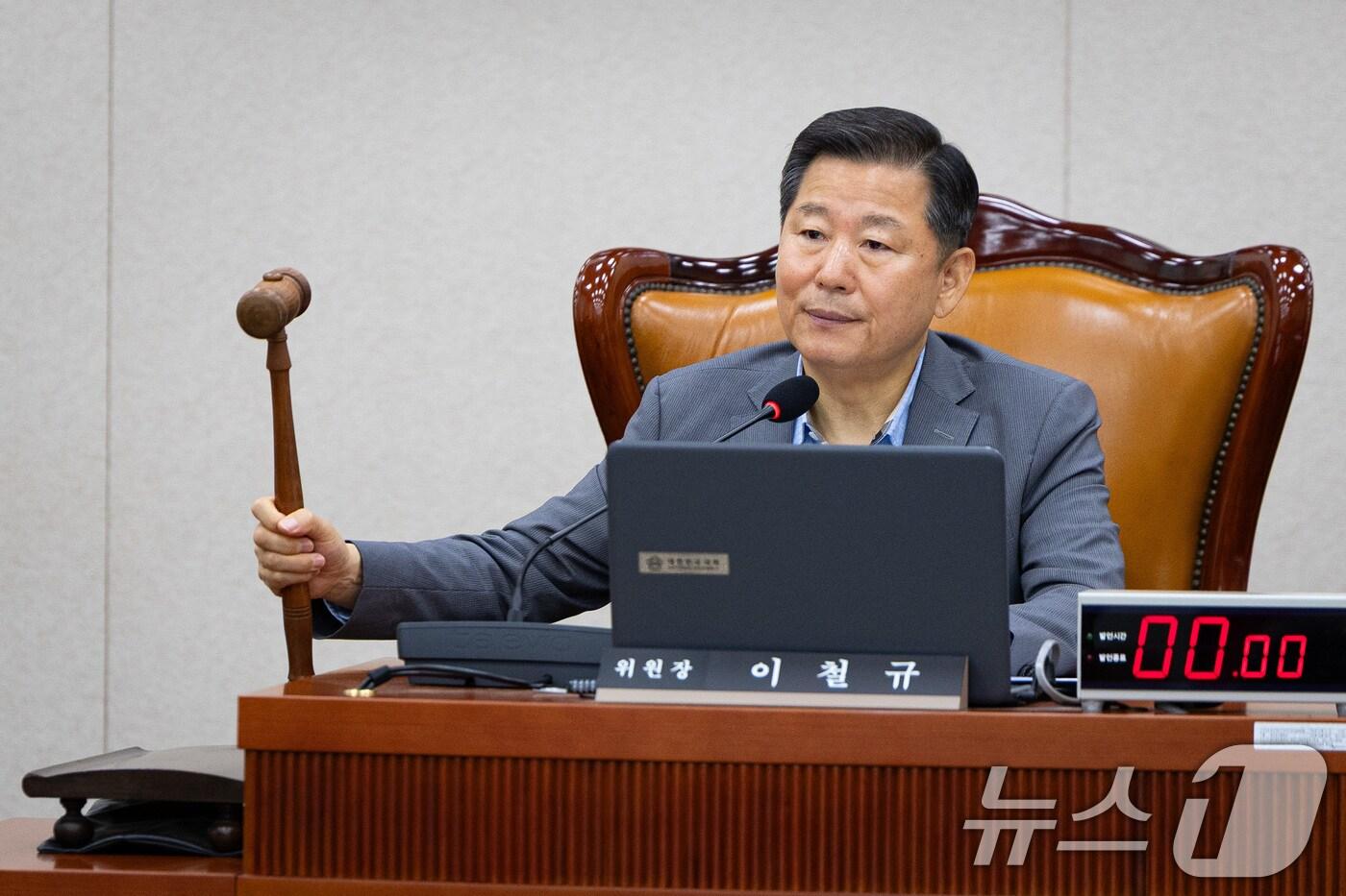 이철규 국회 산업통상자원중소벤처기업위원회 위원장이 23일 서울 여의도 국회에서 열린 제427회 국회&#40;임시회&#41; 제5차 산자중기위 전체회의에서 의사봉을 두드리고 있다.  2025.7.23/뉴스1 ⓒ News1 유승관 기자