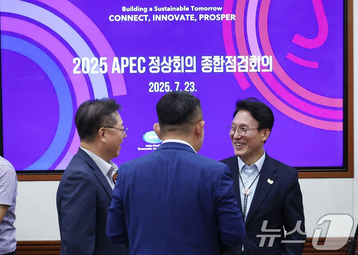 김민석 국무총리가 23일 오전 서울 종로구 정부서울청사에서 열린 APEC 정상회의 종합점검회의에서 참석자들과 대화를 나누고 있다. 2025.7.23/뉴스1 ⓒ News1 임세영 기자