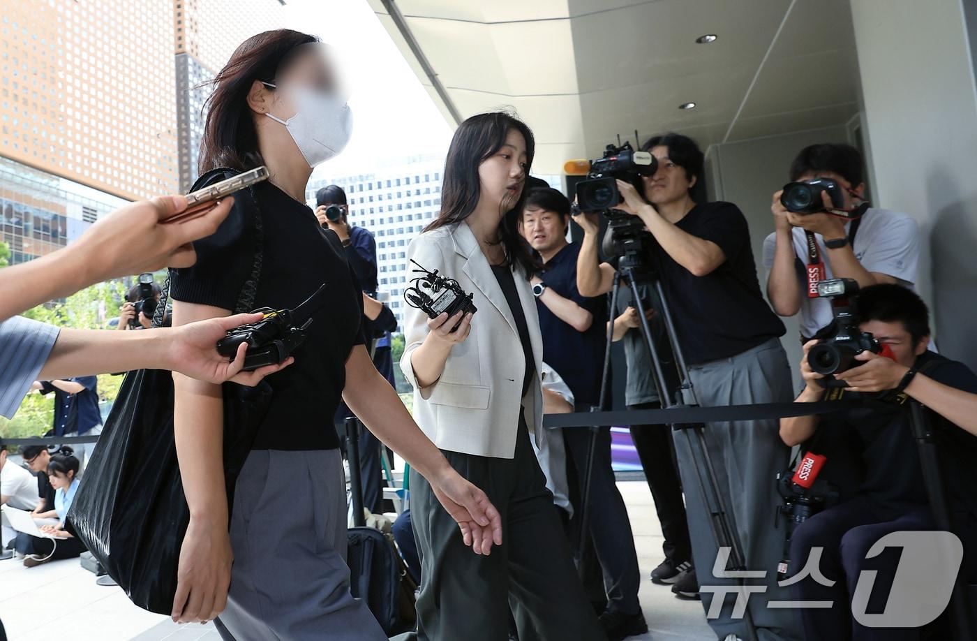 '김건희 집사' 김예성 씨의 아내 정 모 씨가 23일 서울 종로구 김건희 특검팀(특별검사 민중기)으로 소환 조사에 출석하고 있다. 2025.7.23/뉴스1 ⓒ News1 박정호 기자