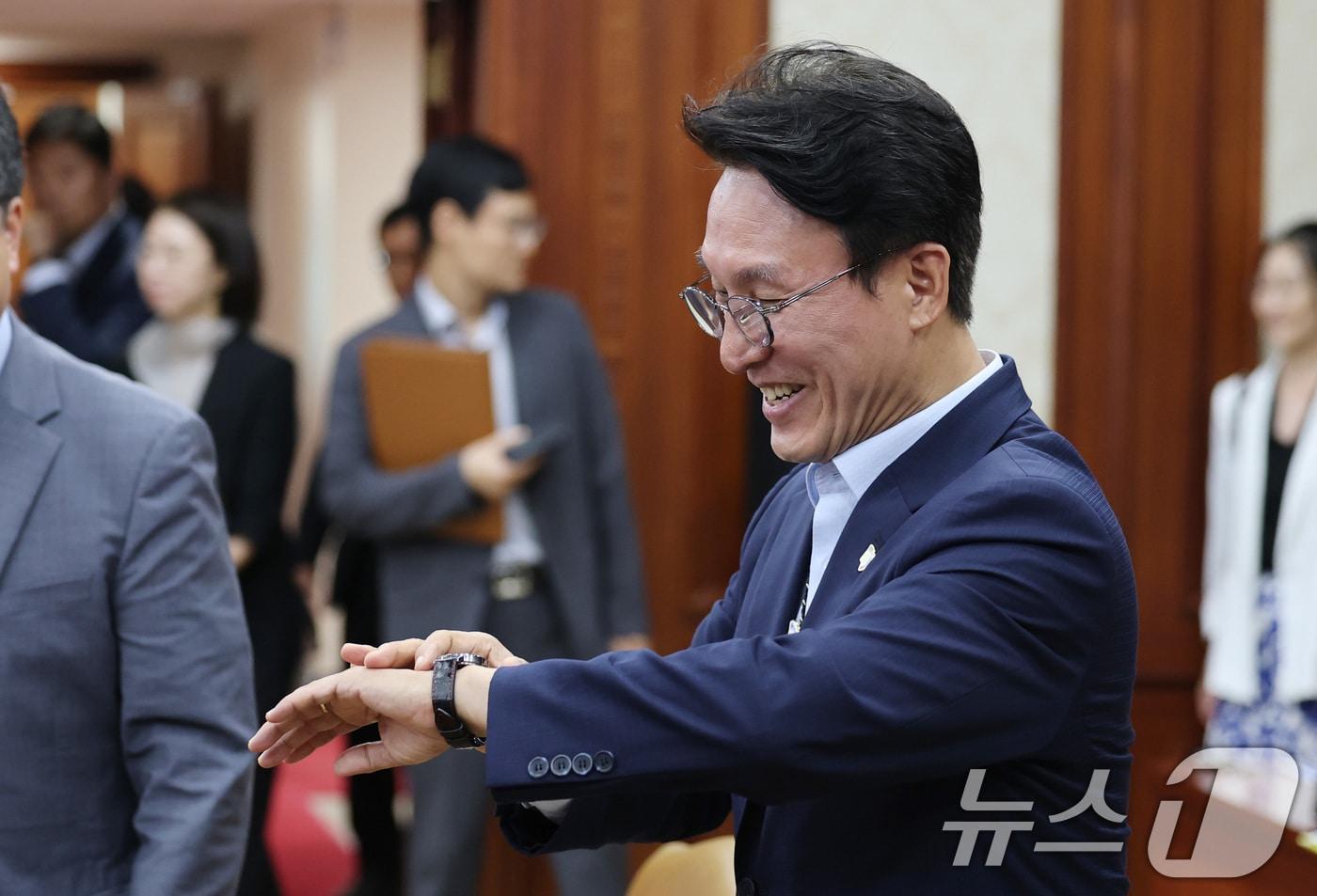 김민석 국무총리가 지난 7월 23일 오전 서울 종로구 정부서울청사에서 열린 APEC 정상회의 종합점검회의에서 시간을 확인하고 있다. 2025.7.23/뉴스1 ⓒ News1 임세영 기자