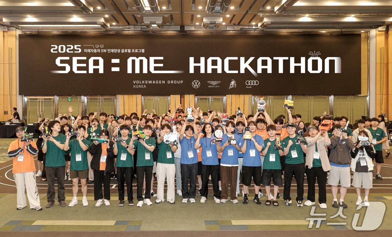 본문 이미지 - 지난 16일부터 18일까지 서울 스위스 그랜드 호텔에서 폭스바겐그룹코리아가 진행한 자동차 소프트웨어 개발 경진대회 '2025 씨:미 해커톤'에서 참가생들이 기념 사진을 촬영한 모습(폭스바겐그룹코리아 제공). 2025.07.23.