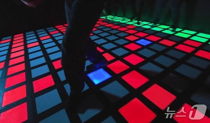 본문 이미지 - LED 발판 게임. (업체 홈페이지 화면 갈무리) /뉴스1
