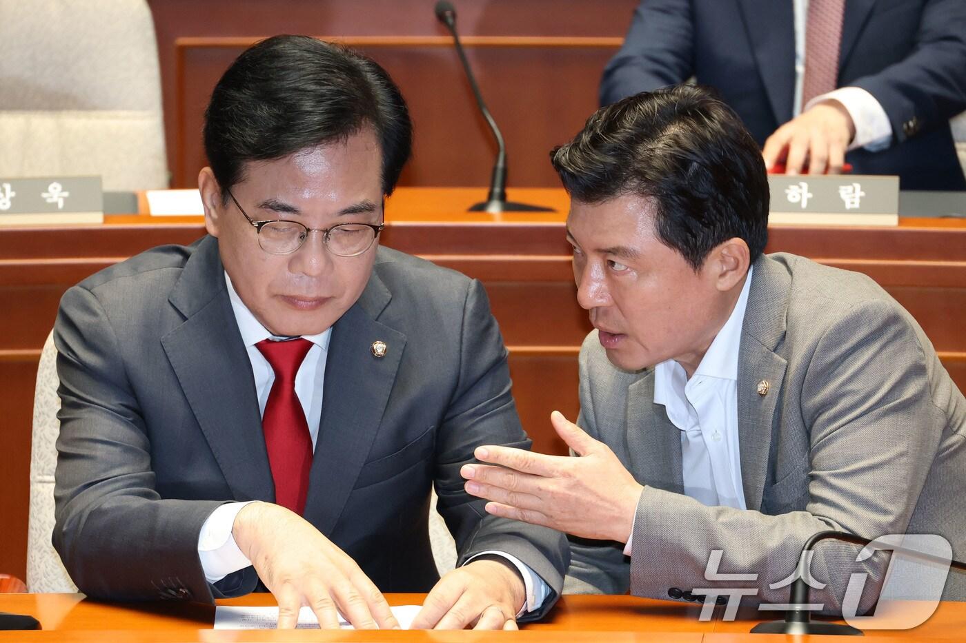 송언석 국민의힘 비상대책위원장 겸 원내대표와 구자근 의원이 23일 오전 서울 여의도 국회에서 열린 의원총회에서 대화하고 있다. 2025.7.23/뉴스1 ⓒ News1 이광호 기자