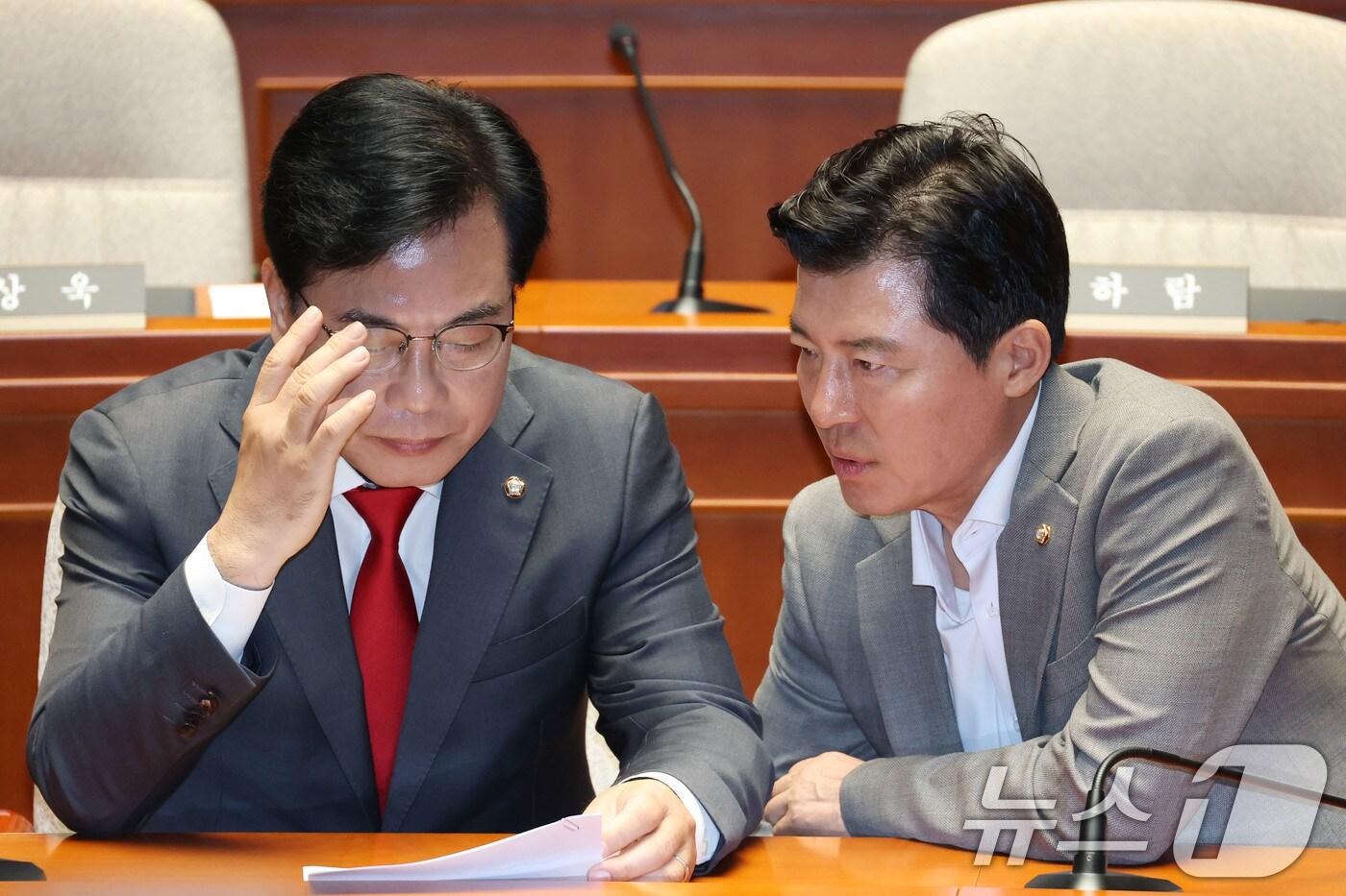 송언석 국민의힘 비상대책위원장 겸 원내대표와 구자근 의원이 23일 오전 서울 여의도 국회에서 열린 의원총회에서 대화하고 있다. 2025.7.23/뉴스1 ⓒ News1 이광호 기자