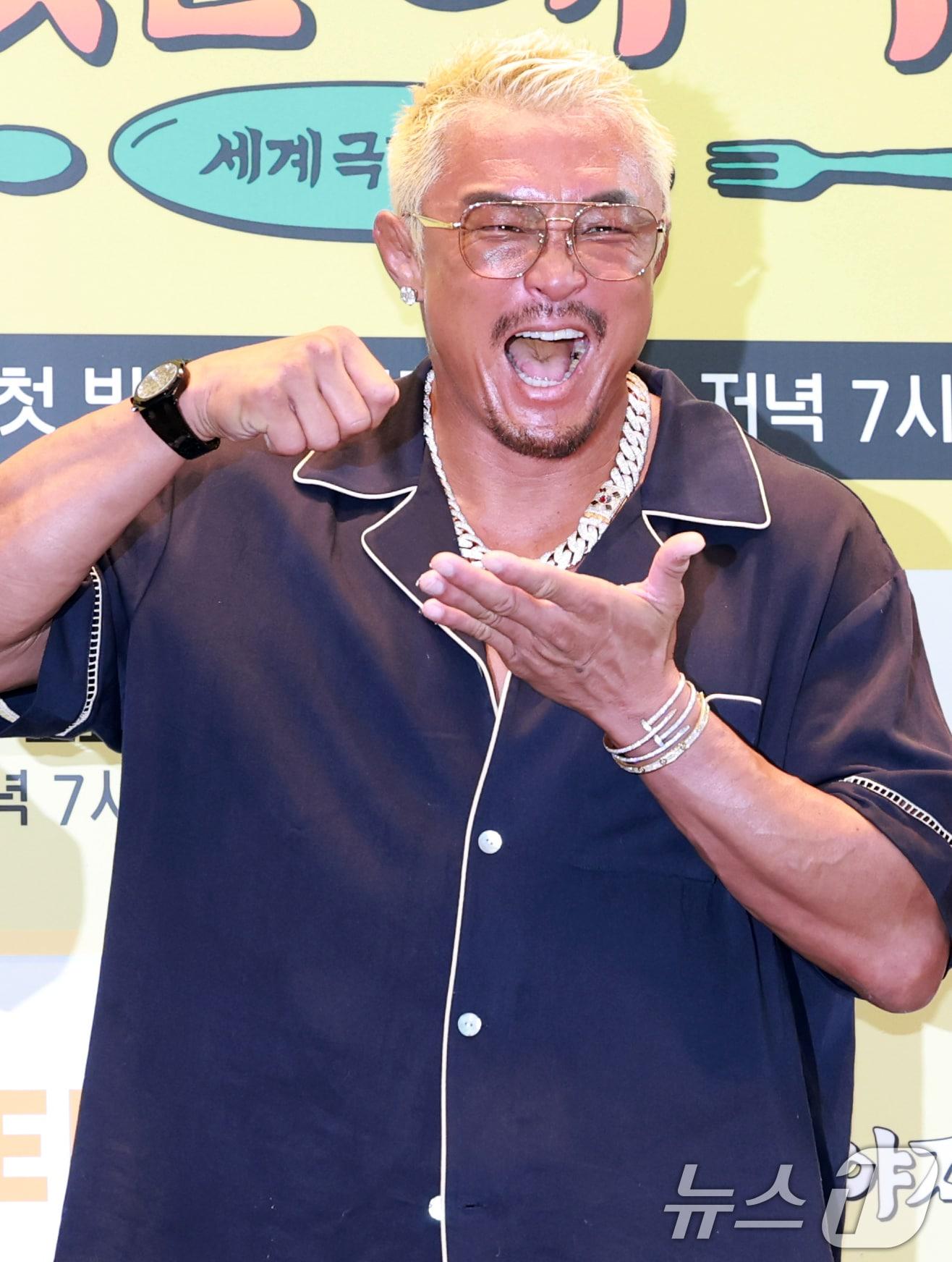 본문 이미지 - 격투기 선수 추성훈이 23일 서울 여의도 TWO IFC에서 열린 ENA, EBS 공동제작 '추성훈의 밥값은 해야지' 제작발표회에 참석해 포즈를 취하고 있다. '추성훈의 밥값은 해야지'는 '아조씨' 추성훈이 세계 극한 직업에 도전하고 땀 흘려 번 밥값만큼 즐기는 현지 밀착 리얼 생존 여행기다 2025.7.23/뉴스1 ⓒ News1 권현진 기자