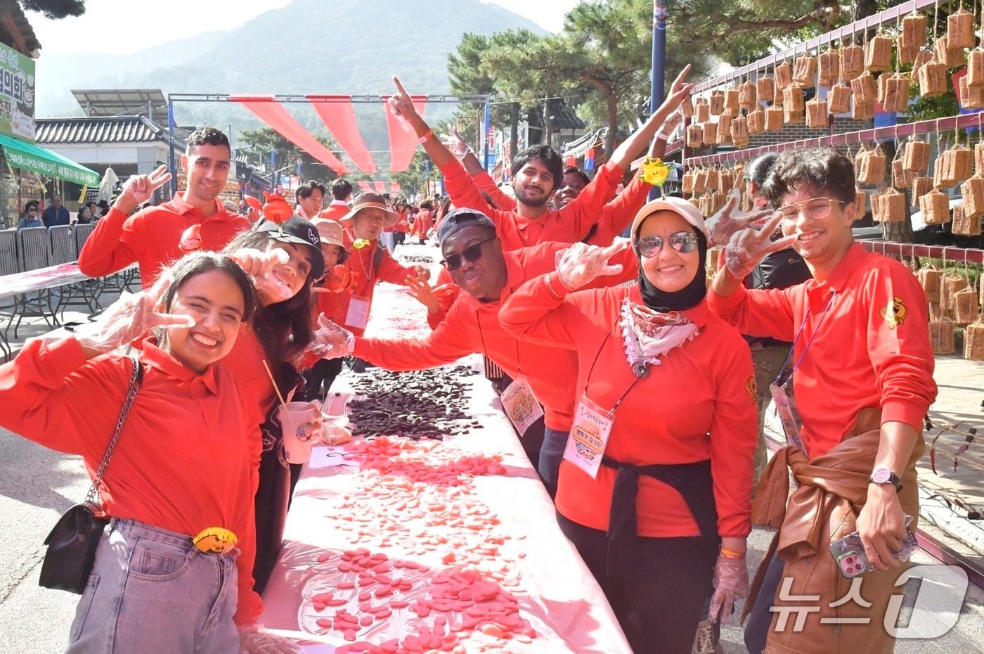 지난 2024년 10월 열린 제19회 순창장류축제 체험 프로그램에 참여한 외국인들이 기념 촬영을 하고 있다.&#40;순창군 제공. 재판매 및 DB금지&#41;/뉴스1 