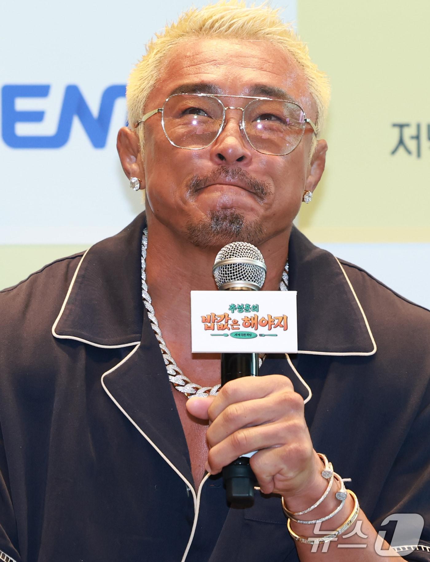 본문 이미지 - 격투기 선수 추성훈이 23일 서울 여의도 TWO IFC에서 열린 ENA, EBS 공동제작 '추성훈의 밥값은 해야지' 제작발표회에 참석해 취재진 질문에 답하고 있다. '추성훈의 밥값은 해야지'는 '아조씨' 추성훈이 세계 극한 직업에 도전하고 땀 흘려 번 밥값만큼 즐기는 현지 밀착 리얼 생존 여행기다 ⓒ News1 권현진 기자