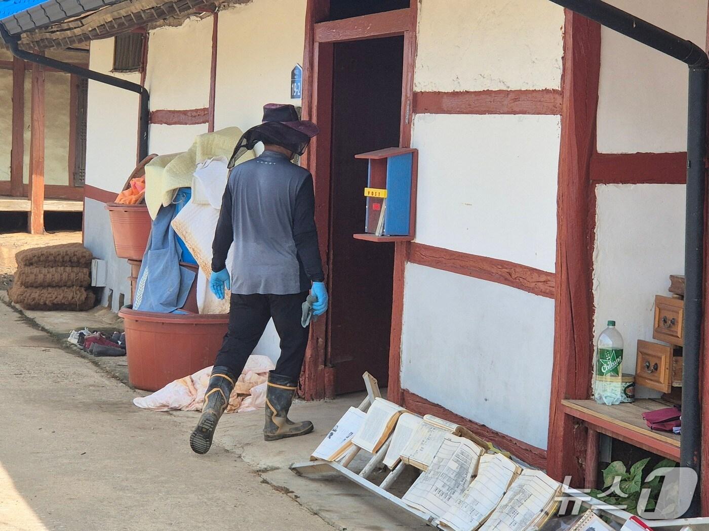 본문 이미지 - 23일 충남 예산 삽교읍 성리에서 수해 피해 주민이 복구에 한창인 모습. 2025.7.23 /뉴스1 ⓒ News1 최형욱 기자