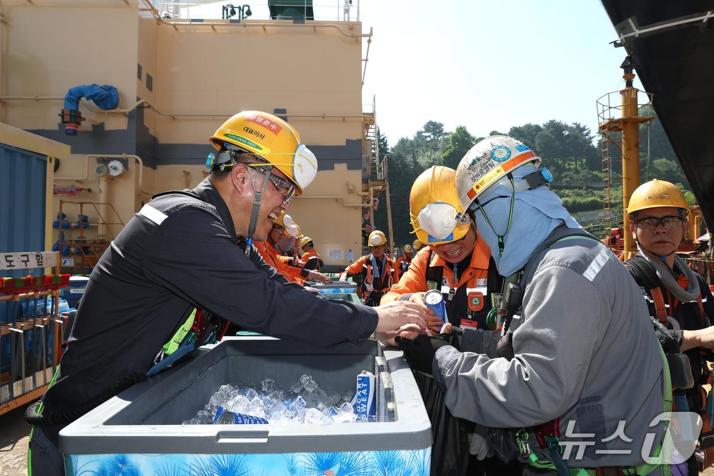23일 한화오션 김희철 대표이사(왼쪽)가 거제사업장에서 근로자들에게 시원한 음료를 건네주고 있다.(한화오션 제공. 재판매 및 DB금지)