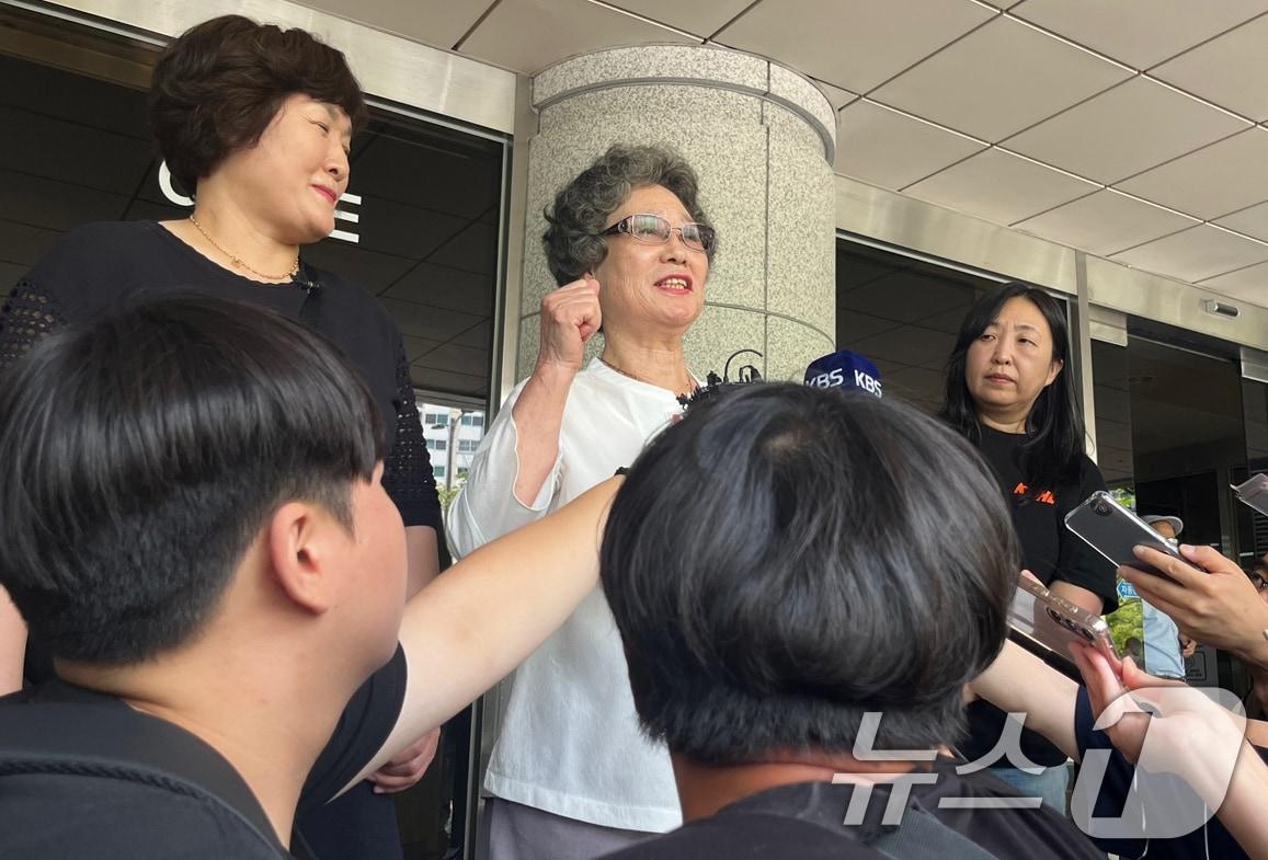 본문 이미지 - 61년 전 자신을 성폭행하려던 남성의 혀를 깨물어 중상해 혐의 유죄 판결을 받았던 최말자 씨(78)가 지난해 7월 23일 부산 연제구 부산지방법원에서 열린 재심 첫 공판을 마치고 청사를 나서며 취재진 질문에 답하고 있다. 2025.7.23 ⓒ 뉴스1 장광일 기자