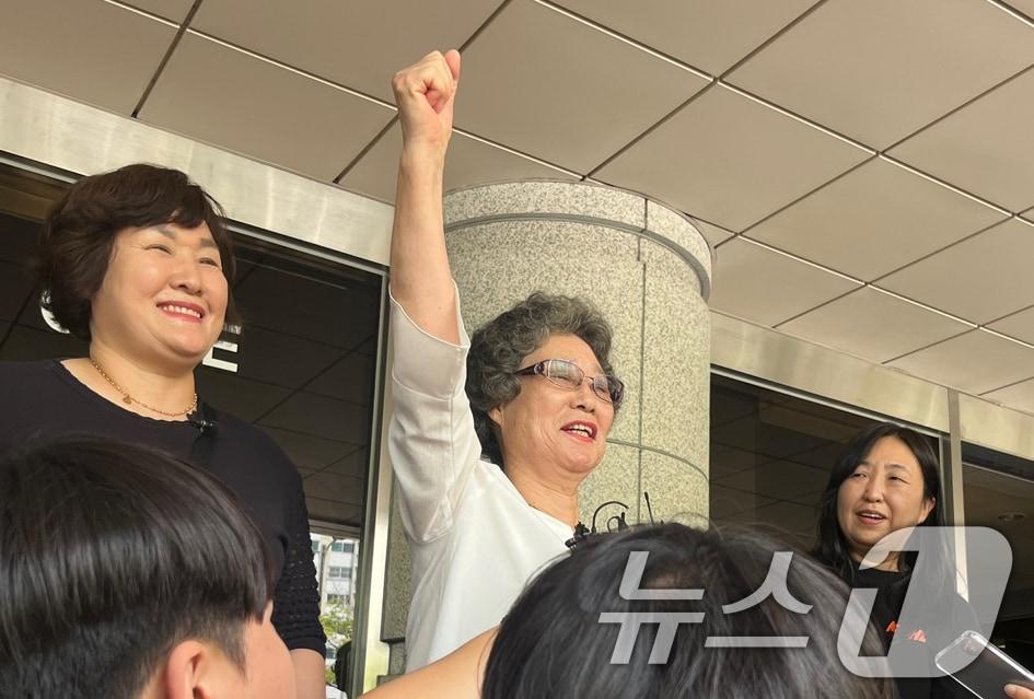 본문 이미지 - 61년 전 자신을 성폭행하려던 남성의 혀를 깨물어 중상해 혐의 유죄 판결을 받았던 최말자 씨(78)가 23일 부산 연제구 부산지방법원에서 열린 재심 첫 공판을 마치고 청사를 나서며 취재진 질문에 답하고 있다. 2025.7.23/뉴스1 ⓒ News1 장광일 기자