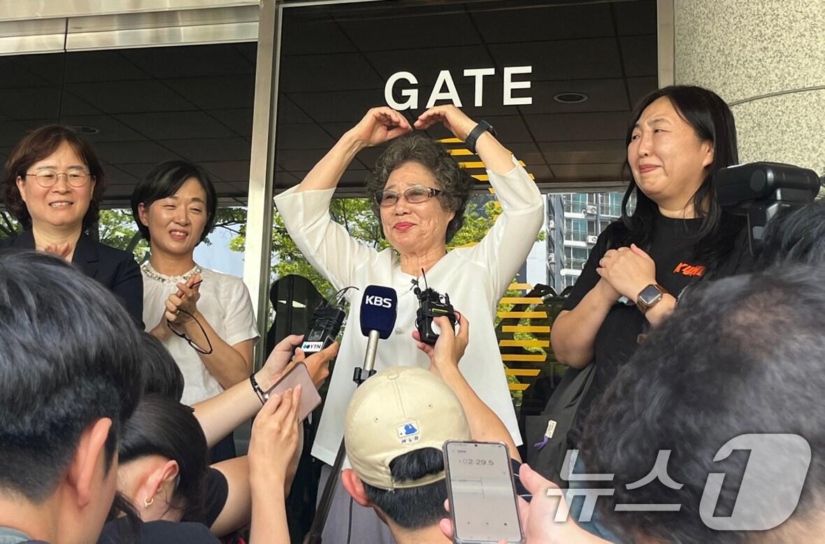 본문 이미지 - 61년 전 자신을 성폭행하려던 남성의 혀를 깨물어 중상해 혐의 유죄 판결을 받았던 최말자 씨&#40;78&#41;가 지난 7월 23일 부산 연제구 부산지방법원에서 열린 재심 첫 공판을 마치고 청사를 나서며 취재진 질문에 답하고 있다. 2025.7.23/뉴스1 ⓒ News1 장광일 기자