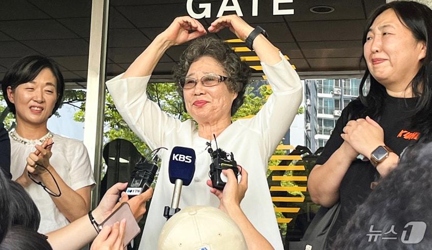 본문 이미지 - 61년 전 자신을 성폭행하려던 남성의 혀를 깨물어 중상해 혐의 유죄 판결을 받았던 최말자 씨&#40;78&#41;가 23일 부산 연제구 부산지방법원에서 열린 재심 첫 공판에서 무죄를 구형받고 나서며 취재진을 향해 하트를 만들고 있다. 2025.7.23/뉴스1 ⓒ News1 장광일 기자