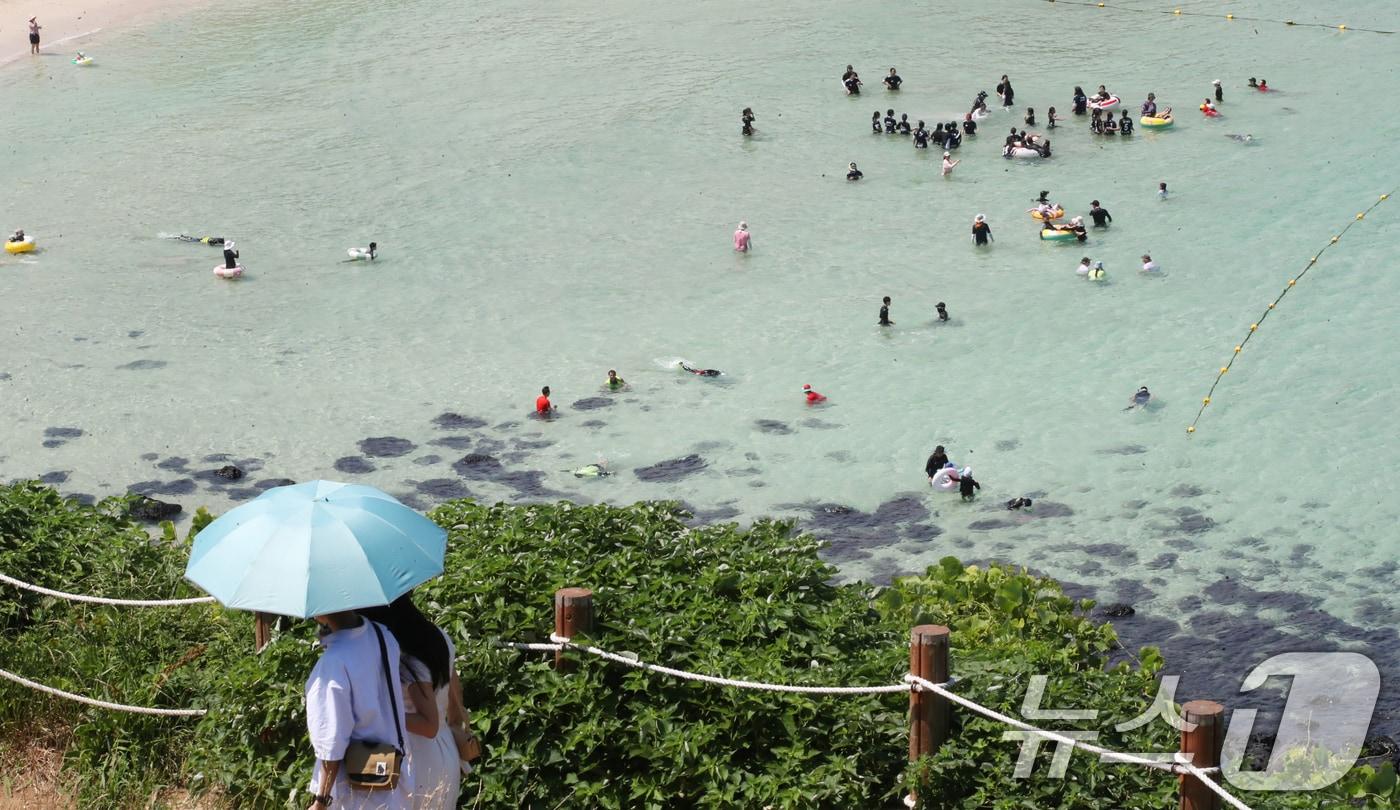 제주도 북부·남부·동부·서부·북부중산간에 폭염주의보가 내려진 23일 오전 제주시 조천읍 함덕해수욕장에서 피서객들이 더위를 쫓고 있다. 2025.7.23/뉴스1 ⓒ News1 오현지 기자