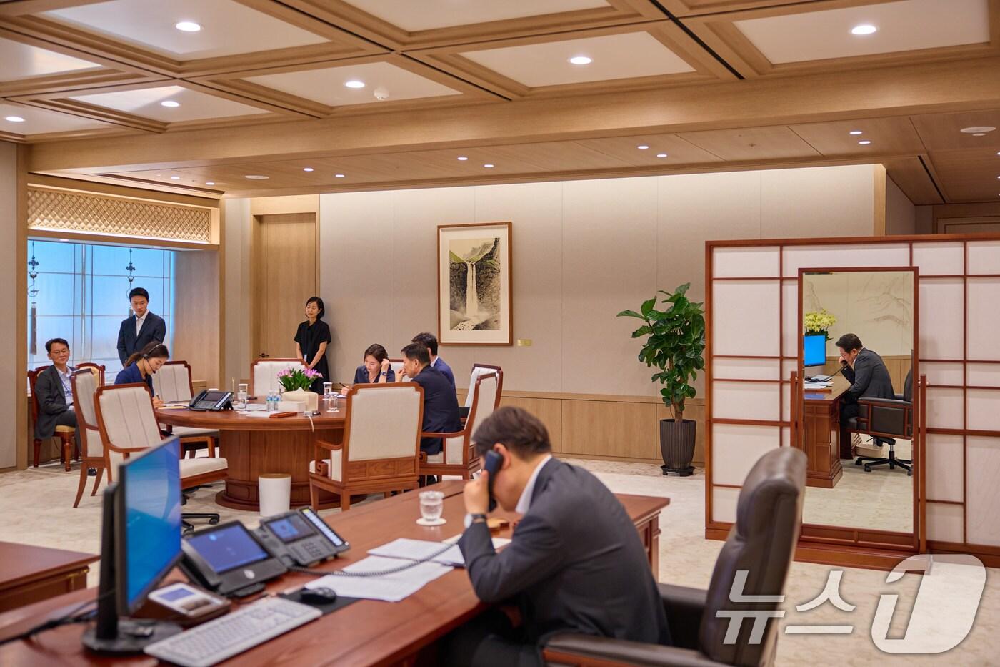 이재명 대통령이 지난 22일 서울 용산 대통령실 청사 집무실에서 타밈 빈 하마드 알 싸니 카타르 국왕과 전화 통화하고 있다. (이재명 대통령 SNS. 재판매 및 DB 금지) 2025.7.23/뉴스1 ⓒ News1 이재명 기자