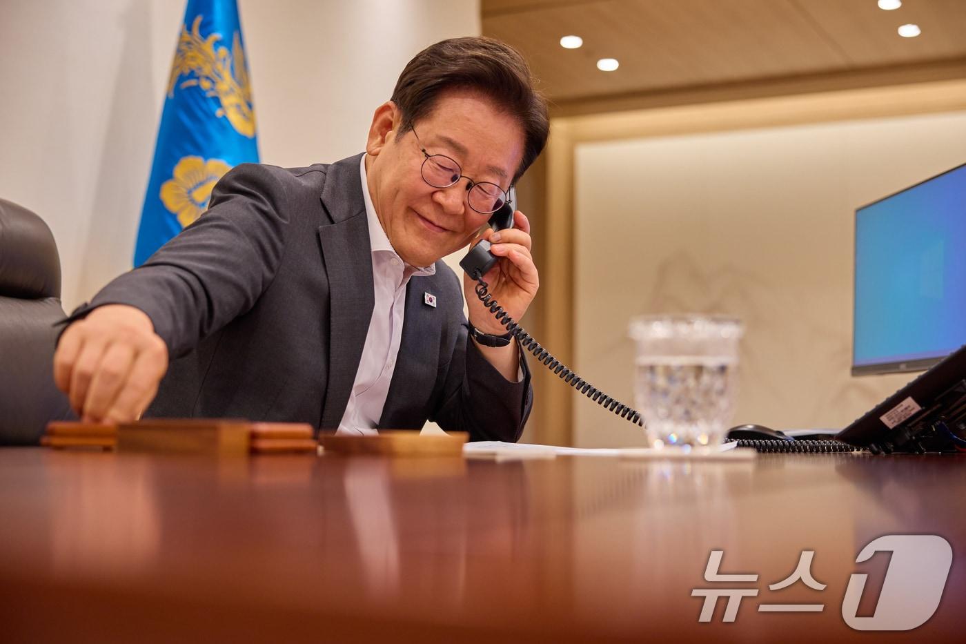 이재명 대통령이 지난 22일 서울 용산 대통령실 청사 집무실에서 타밈 빈 하마드 알 싸니 카타르 국왕과 전화 통화하고 있다. (이재명 대통령 SNS. 재판매 및 DB 금지) 2025.7.23/뉴스1 ⓒ News1 이재명 기자