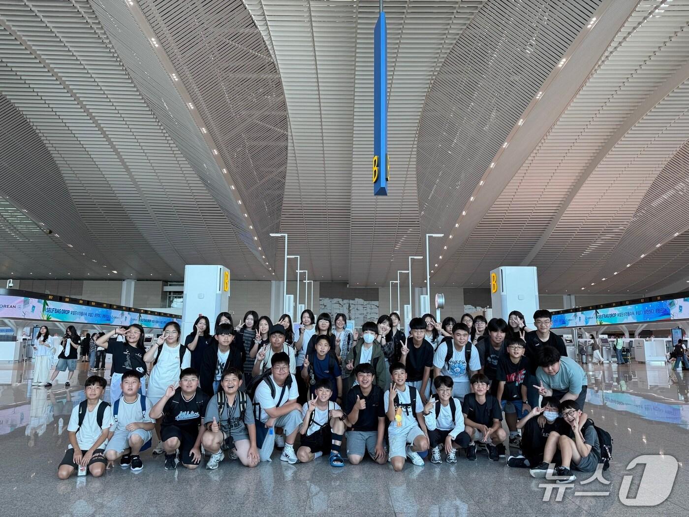 본문 이미지 - 금산군 초·중생 여름방학 해외어학연수 출발 기념사진 (금산군 제공.재판매 및 DB금지)/뉴스1