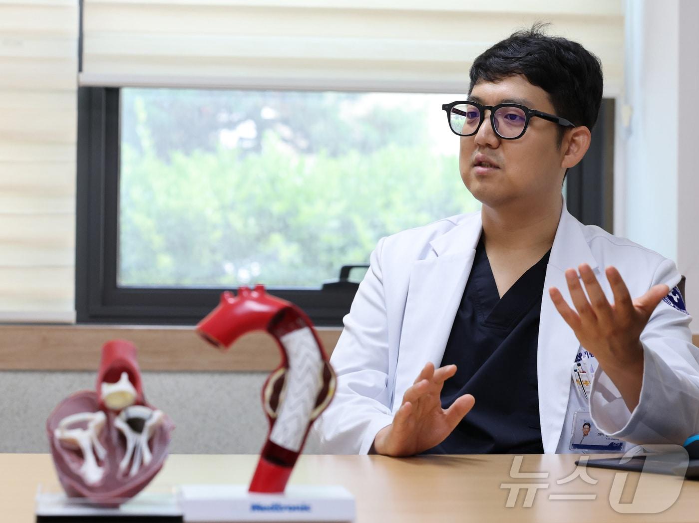 본문 이미지 - 김지성 충남대병원 심장혈관흉부외과 교수가 뉴스1과 인터뷰에서 수술 사례를 설명하고 있다. ⓒ News1 김기태 기자
