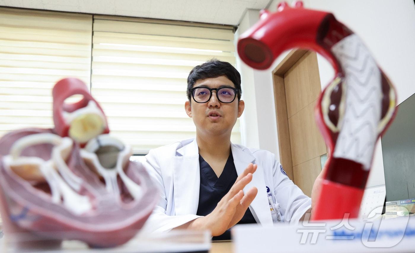김지성 충남대병원 심장혈관흉부외과 교수가 뉴스1과 인터뷰에서 수술 사례를 설명하고 있다. 2025.7.23/뉴스1 ⓒ News1 김기태 기자