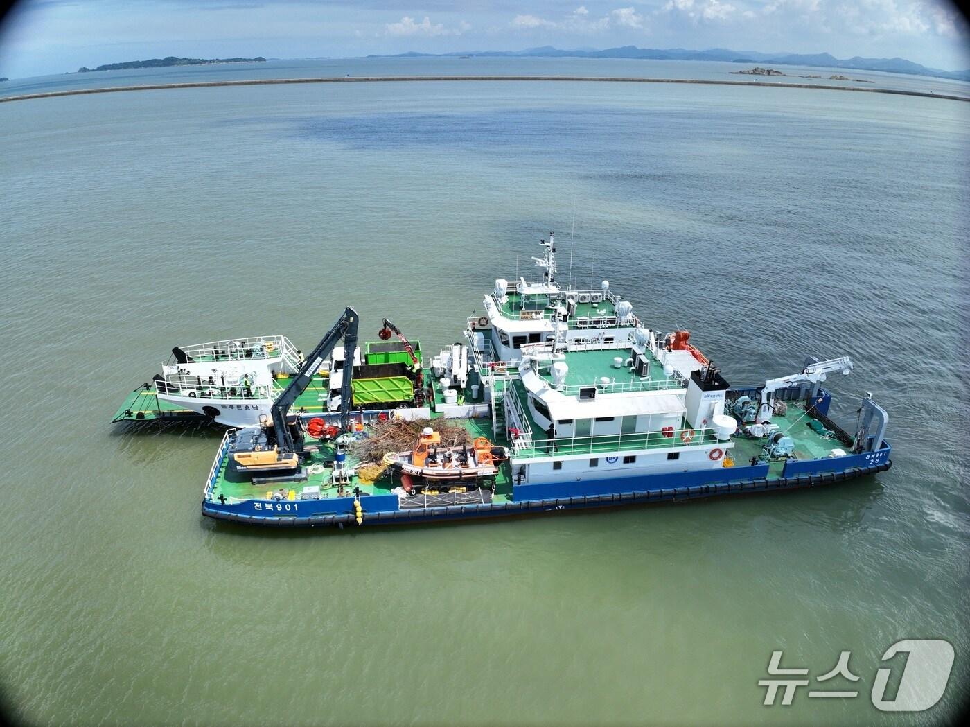 본문 이미지 - 전북901호(전북도)와 늘푸른충남호(충남도)가 집중호우로 유입된 해양폐기물을 공동 수거하고 있다.(전북도 제공. 재판매 및 DB금지)/뉴스1 