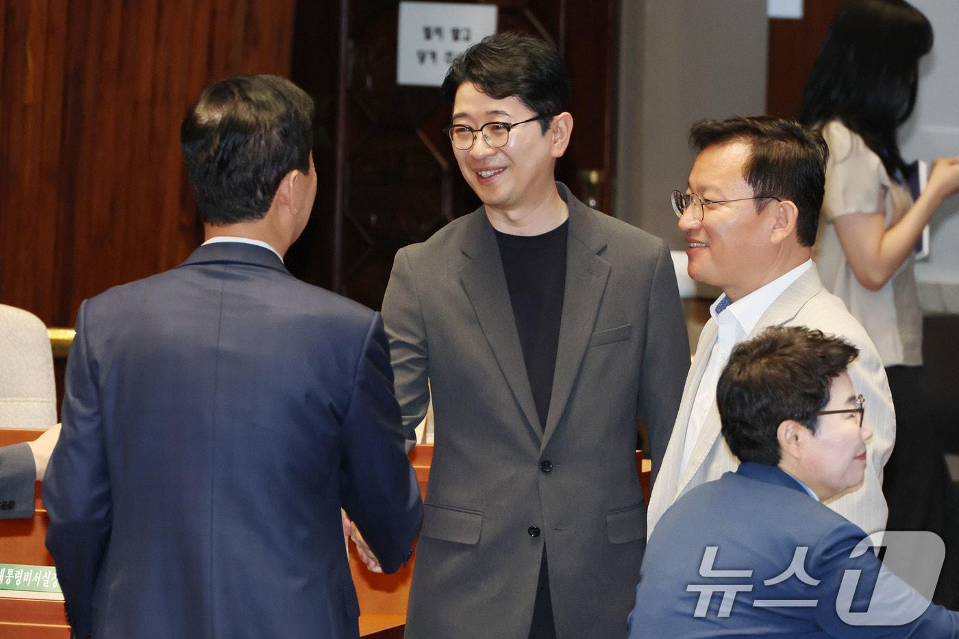 주진우 국민의힘 의원이 23일 오전 서울 여의도 국회에서 열린 의원총회에서 의원들과 인사나누고 있다. 2025.7.23/뉴스1 ⓒ News1 이광호 기자