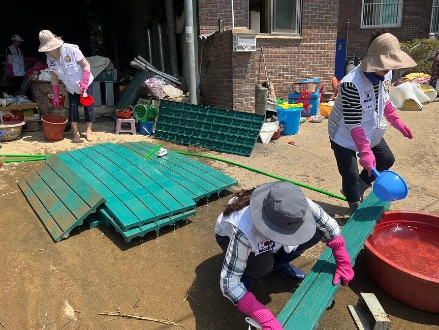 본문 이미지 - 경남간호사회, 경남 산청군 생비량면 수해 복구 작업.&#40;대한간호협회 제공&#41;