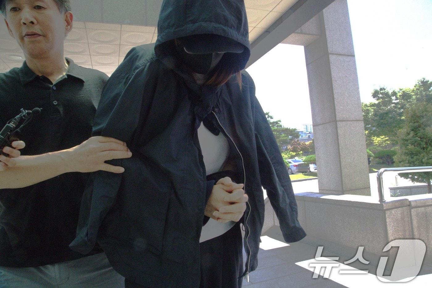 23일 오후 1시 대구지방검찰청 안동지청에 '안동 시험지 유출 사건'의 피의자인 학부모 A 씨와 행정실장 B 씨가 송치됐다. 이날 이들은 검찰 조사를 위해 안동지청에 출석했다. 2025.7.23/뉴스1 ⓒ News1 신성훈 기자