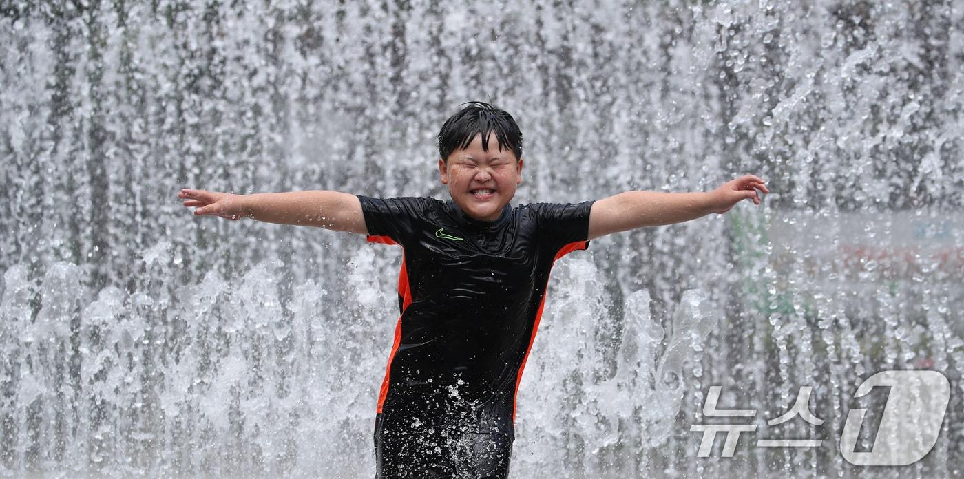 오전부터 강한 햇볕이 내리쬔 23일 대구 서구 서부도서관 앞 평리공원 바닥분수에서 한 어린이가 물줄기 속으로 뛰어들어 더위를 날리고 있다. 2025.7.23/뉴스1 ⓒ News1 공정식 기자