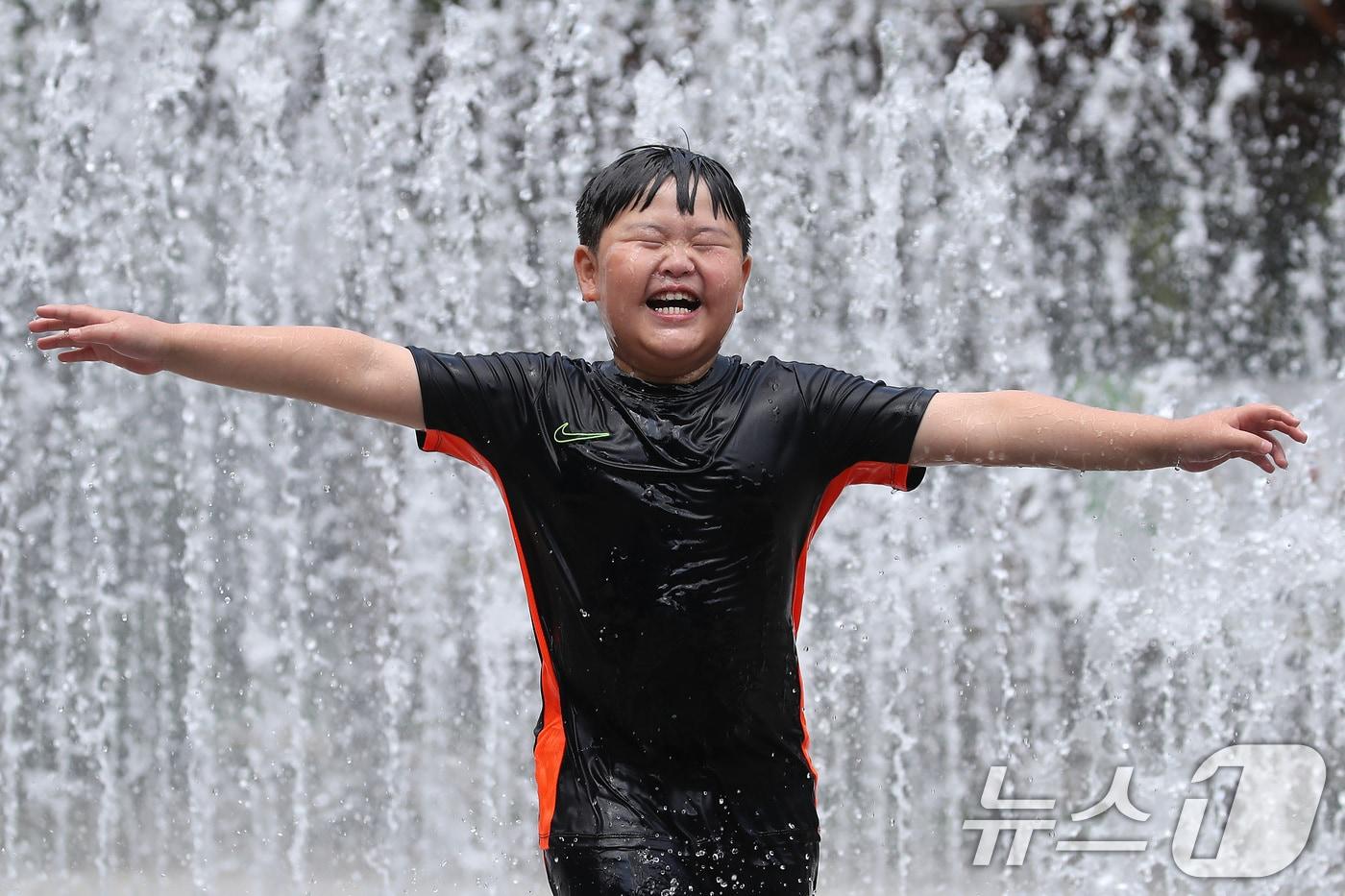오전부터 찜통더위가 시작된 23일 대구 서구 서부도서관 앞 평리공원 바닥분수에서 한 어린이가 물줄기 속으로 뛰어들어 더위를 식히고 있다. 2025.7.23/뉴스1 ⓒ News1 공정식 기자