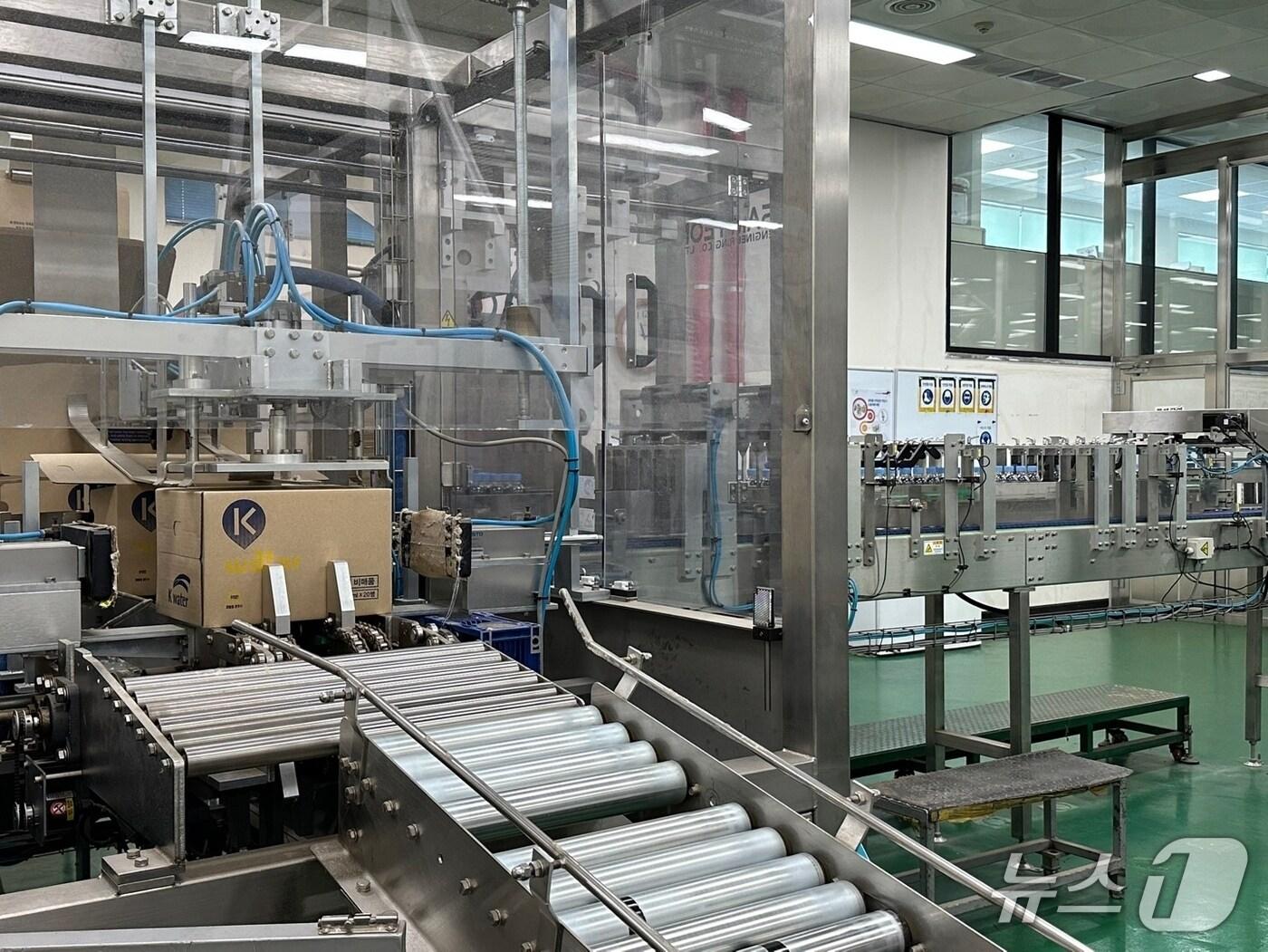 본문 이미지 - 한국수자원공사가 앞으로 재해, 재난 상황 시 비상 식수로 공급하는 병입 수돗물을 국내에서 수거한 투명 페트병으로 만든 100% 재생 원료의 친환경 페트병으로 공급한다. (한국수자원공사 제공.재판매 및 DB금지)/뉴스1 