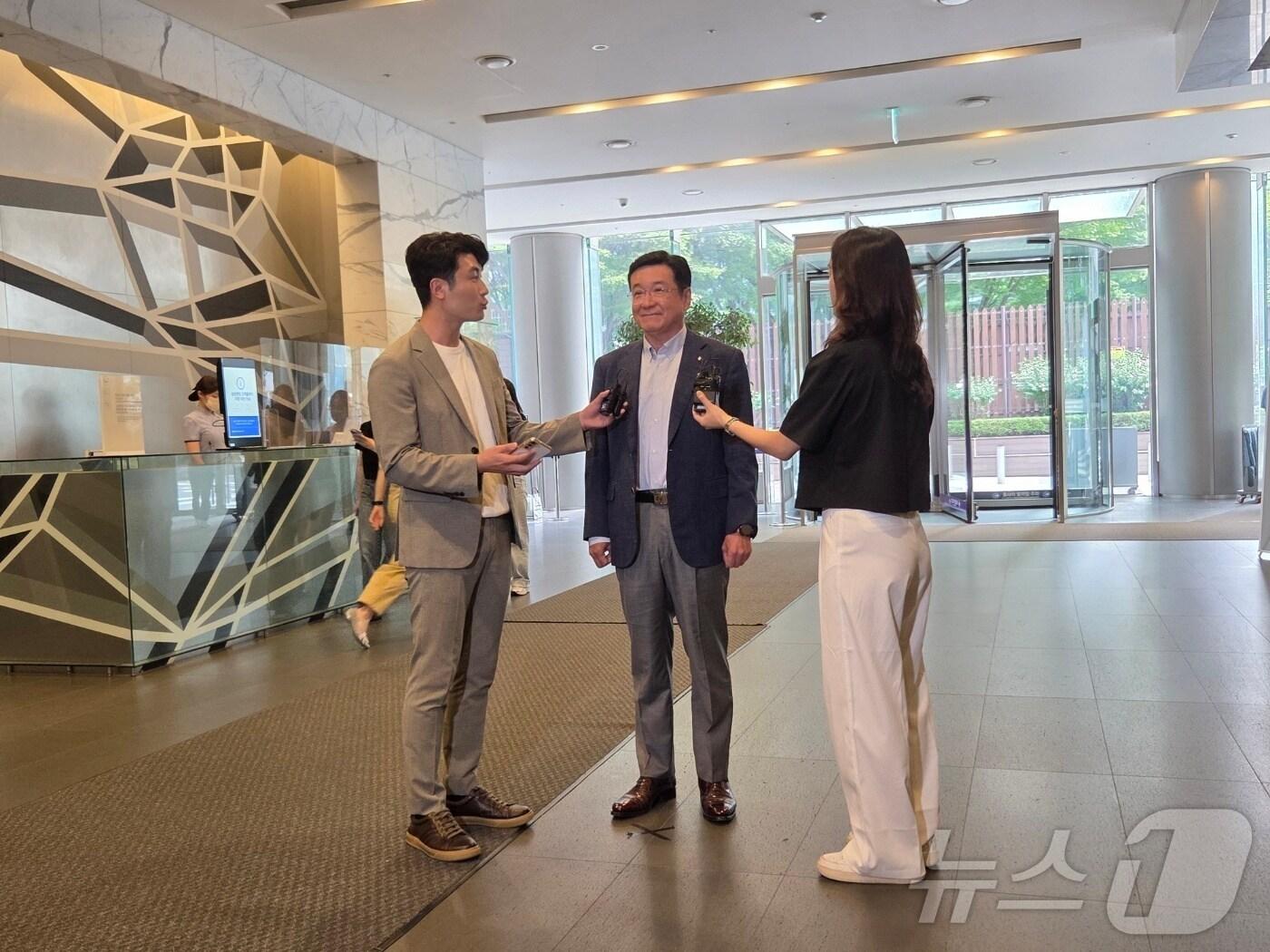 본문 이미지 - 이찬희 삼성 준법감시위원회 위원장이 23일 제3기 준감위 정례회의 전 기자들의 질문에 답변하고 있다. 2025.7.23/뉴스1 ⓒ News1 박주평 기자