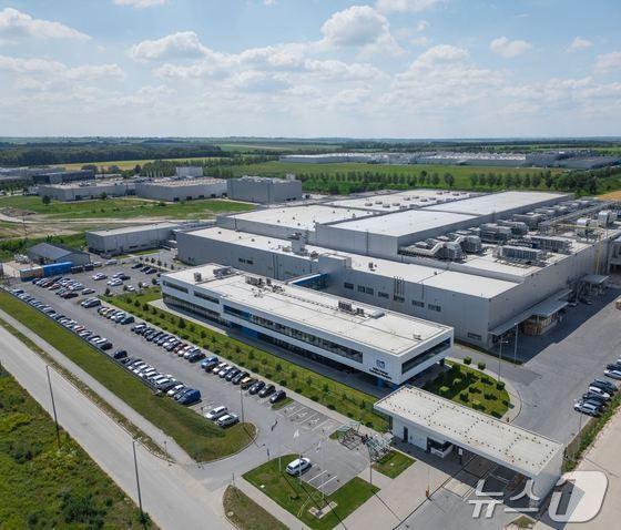 본문 이미지 - 솔루스첨단소재의 유럽 헝가리 공장 전경&lt;자료사진&gt;&#40;솔루스첨단소재 제공&#41;.