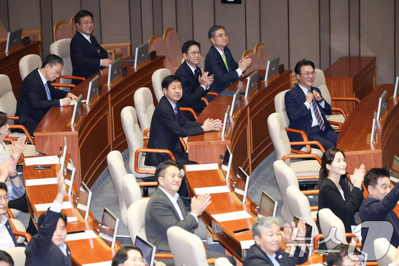 김민석 국무총리, 구윤철 경제부총리 겸 기획재정부 장관을 비롯한 국무위원들이 23일 오후 서울 여의도 국회에서 열린 제427회국회&#40;임시회&#41; 제2차 본회의에 자리하고 있다. 2025.7.23/뉴스1 ⓒ News1 안은나 기자