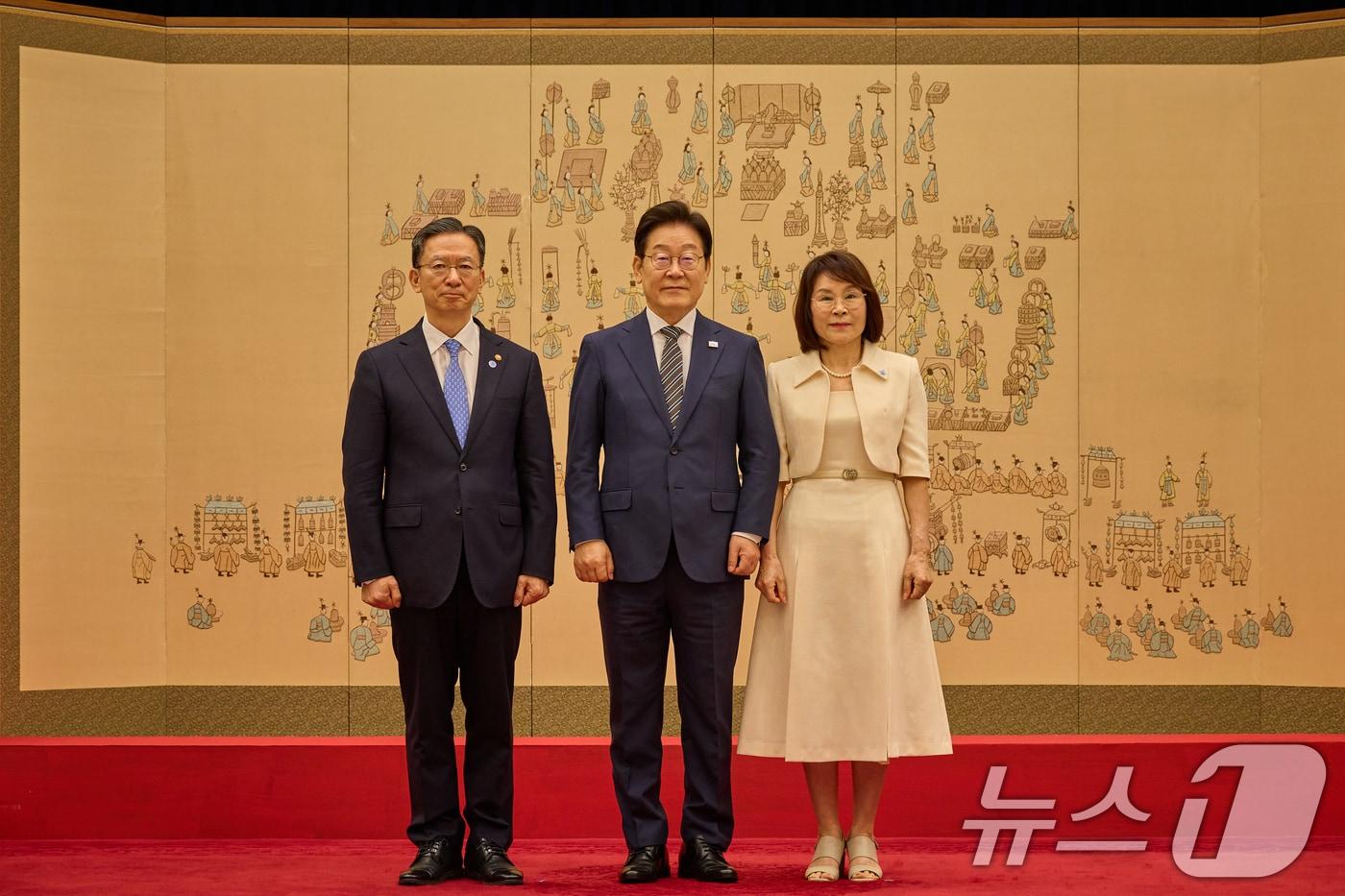 이재명 대통령이 23일 서울 용산 대통령실 청사에서 열린 임명장 및 위촉장 수여식에서 정성호 법무부 장관에게 임명장을 수여한 뒤 배우자와 함께 기념촬영을 하고 있다. &#40;대통령실 제공. 재판매 및 DB 금지&#41; 2025.7.23/뉴스1 ⓒ News1 허경 기자