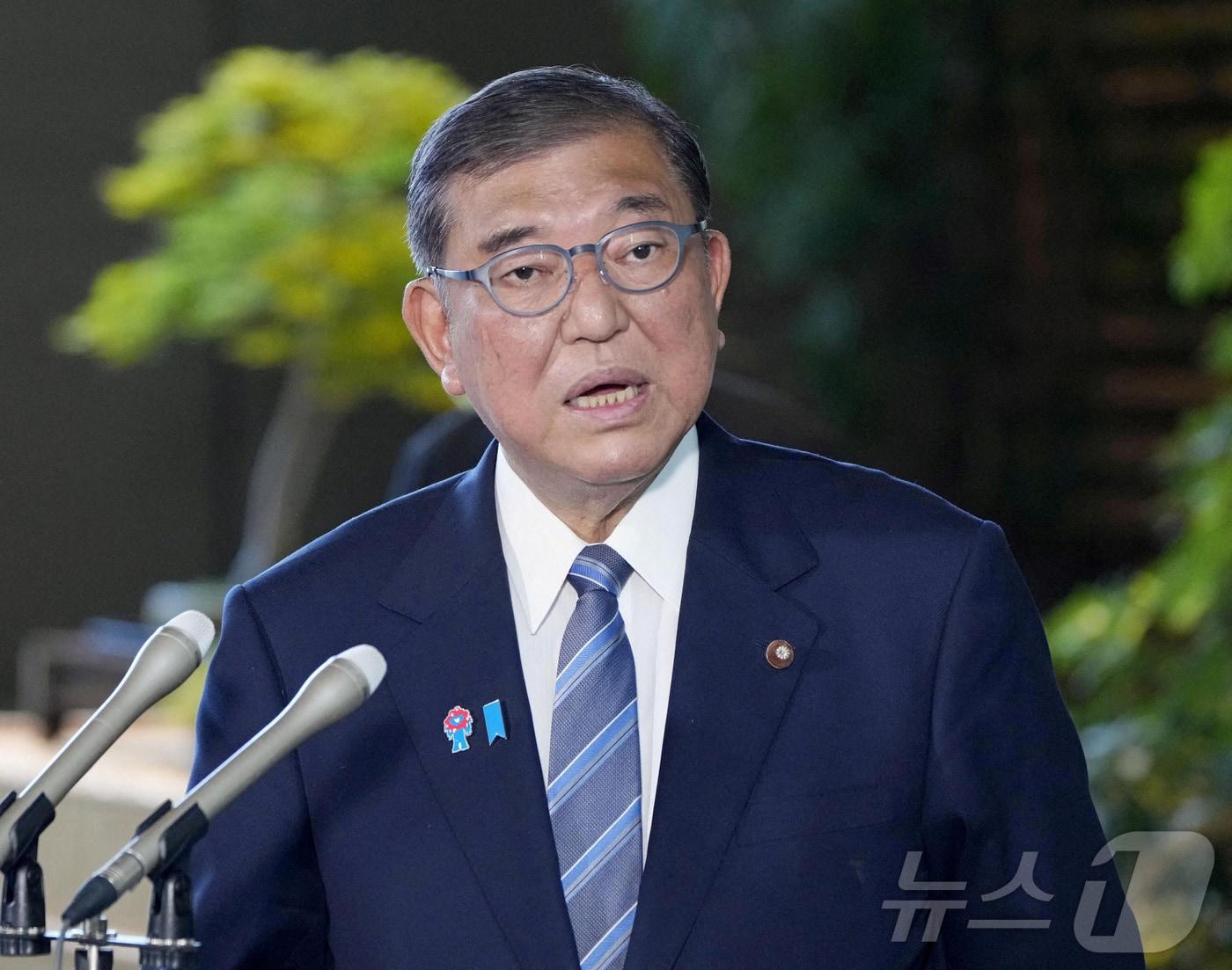 본문 이미지 - 23일 일본 도쿄 총리 관저에서 이시바 시게루 일본 총리가 기자들과 인터뷰를 하고 있다. 이날 일본은 미국과의 무역협상을 마무리했다. 2025.07.23. ⓒ 로이터=뉴스1 ⓒ News1 권영미 기자