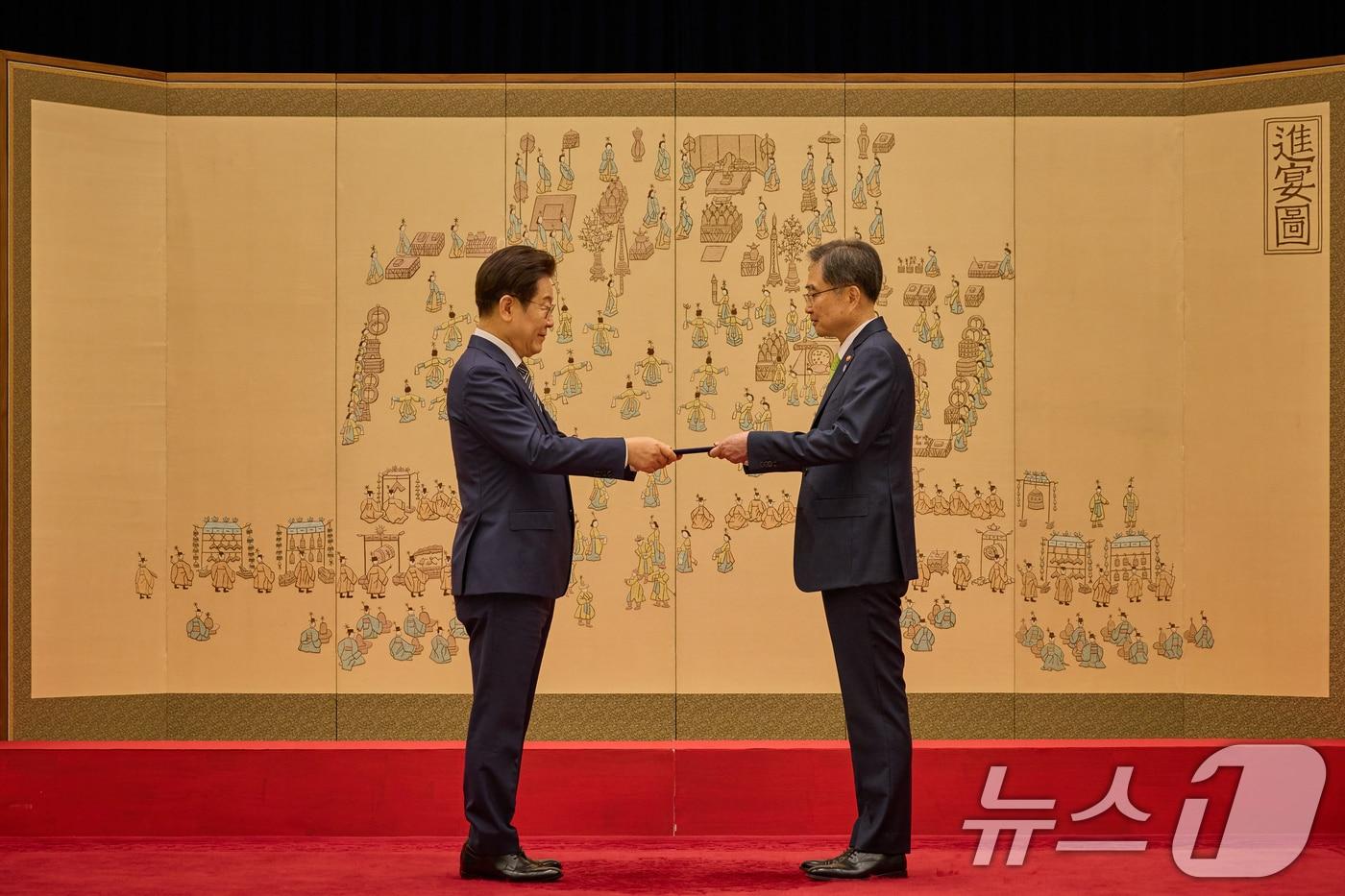 본문 이미지 - 이재명 대통령이 23일 서울 용산 대통령실 청사에서 열린 임명장 및 위촉장 수여식에서 조현 외교부 장관에게 임명장을 수여하고 있다. (대통령실 제공. 재판매 및 DB 금지) 2025.7.23 ⓒ 뉴스1 허경 기자