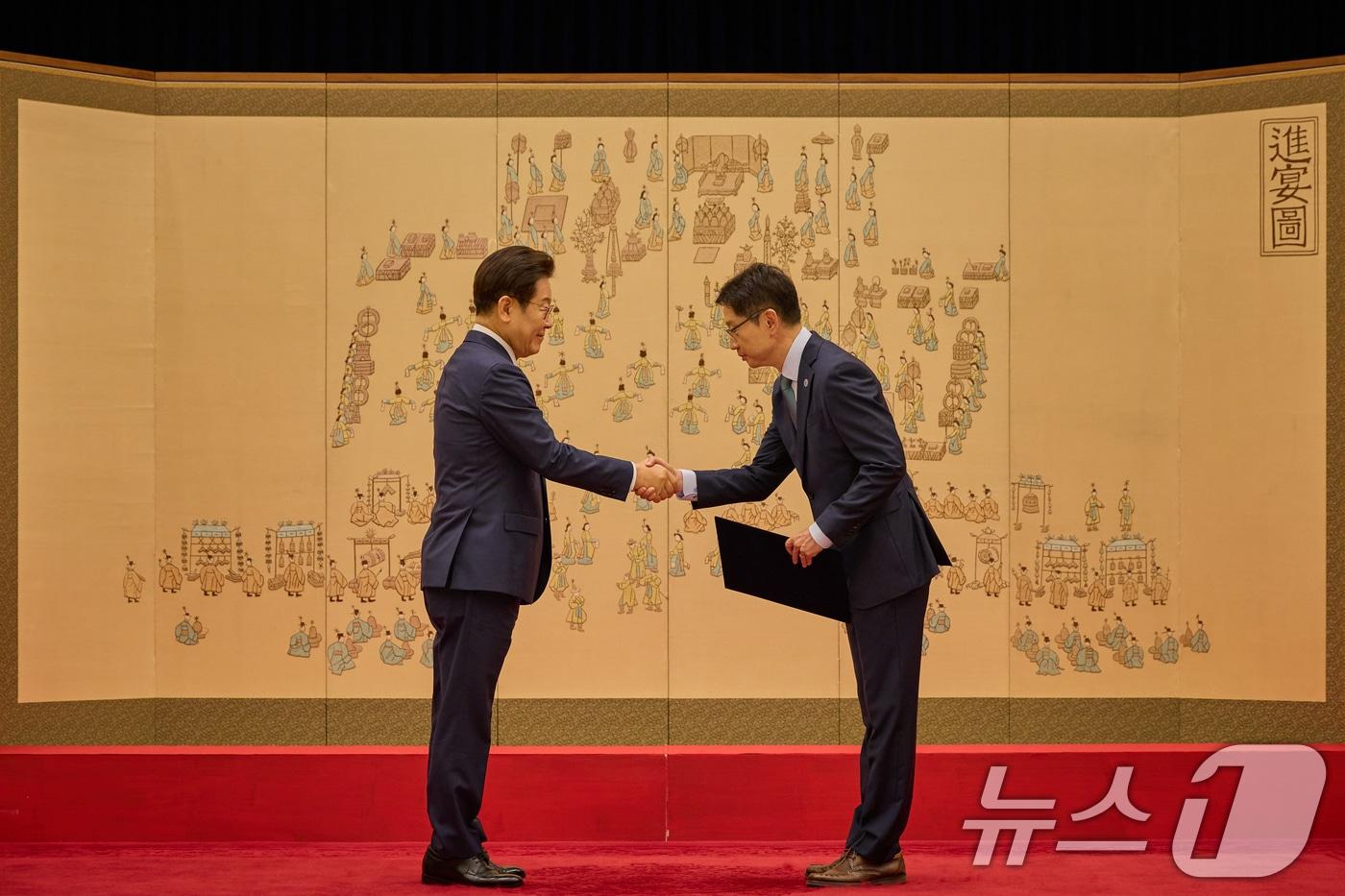 본문 이미지 - 이재명 대통령이 2025년 7월 23일 서울 용산 대통령실 청사에서 열린 임명장 및 위촉장 수여식에서 김경수 지방시대위원장에게 임명장을 수여하고 있다. (대통령실 제공. 재판매 및 DB 금지) 2025.7.23/뉴스1 ⓒ News1 허경 기자