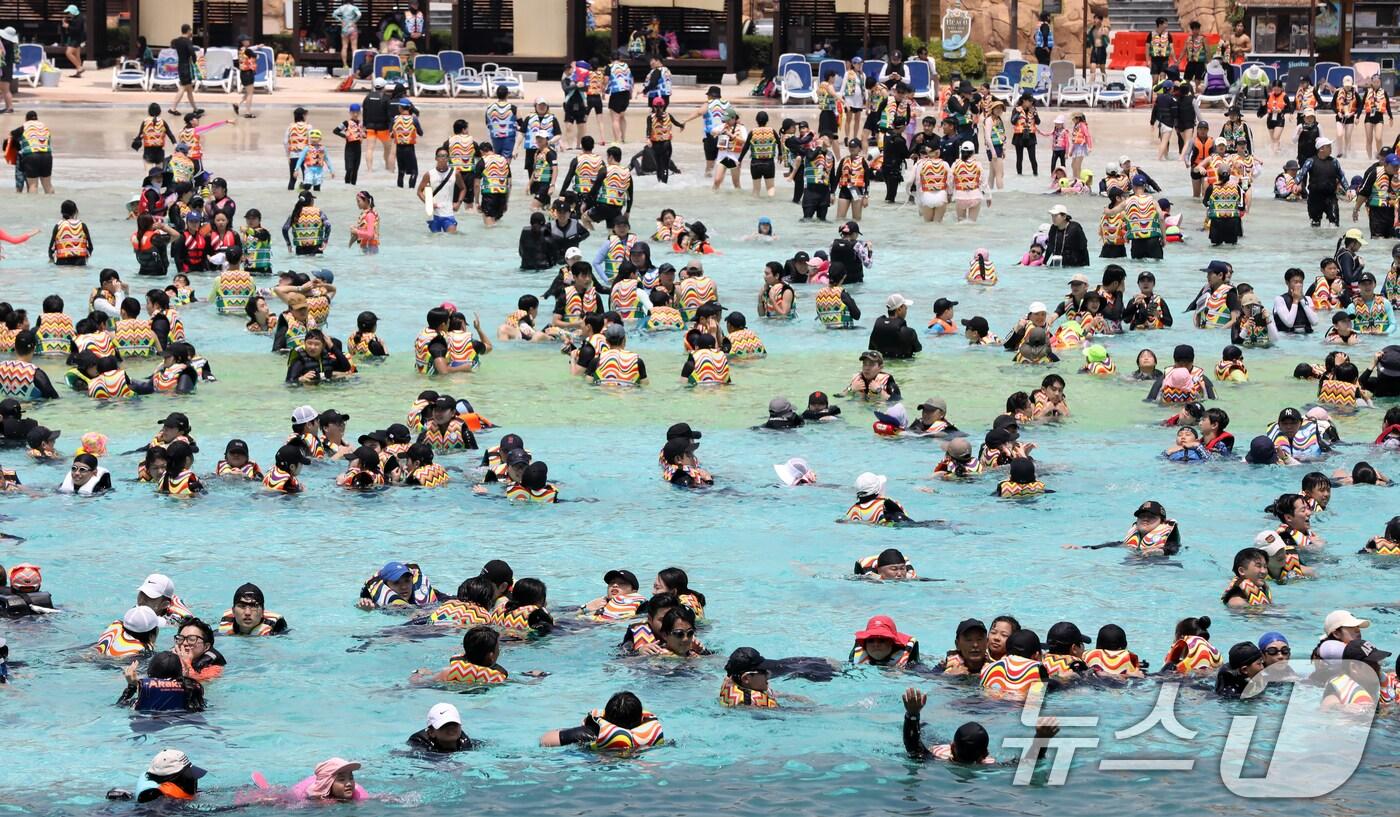 전국 대부분 지역에 폭염특보가 발효된 23일 오후 경남 김해시 롯데워터파크를 찾은 피서객들이 물놀이를 즐기며 더위를 식히고 있다. 2025.7.23/뉴스1 ⓒ News1 윤일지 기자