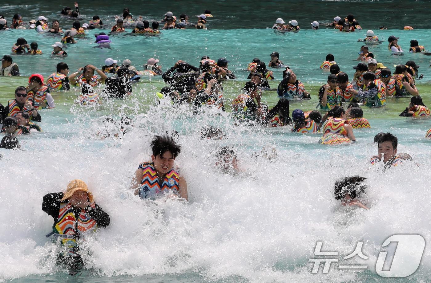 전국 대부분 지역에 폭염특보가 발효된 23일 오후 경남 김해시 롯데워터파크를 찾은 피서객들이 물놀이를 즐기며 더위를 식히고 있다. 2025.7.23/뉴스1 ⓒ News1 윤일지 기자