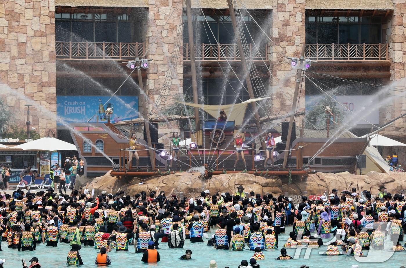 전국 대부분 지역에 폭염특보가 발효된 23일 오후 경남 김해시 롯데워터파크를 찾은 피서객들이 자이언트 웨이브 페스타 공연을 즐기며 더위를 식히고 있다. 2025.7.23/뉴스1 ⓒ News1 윤일지 기자