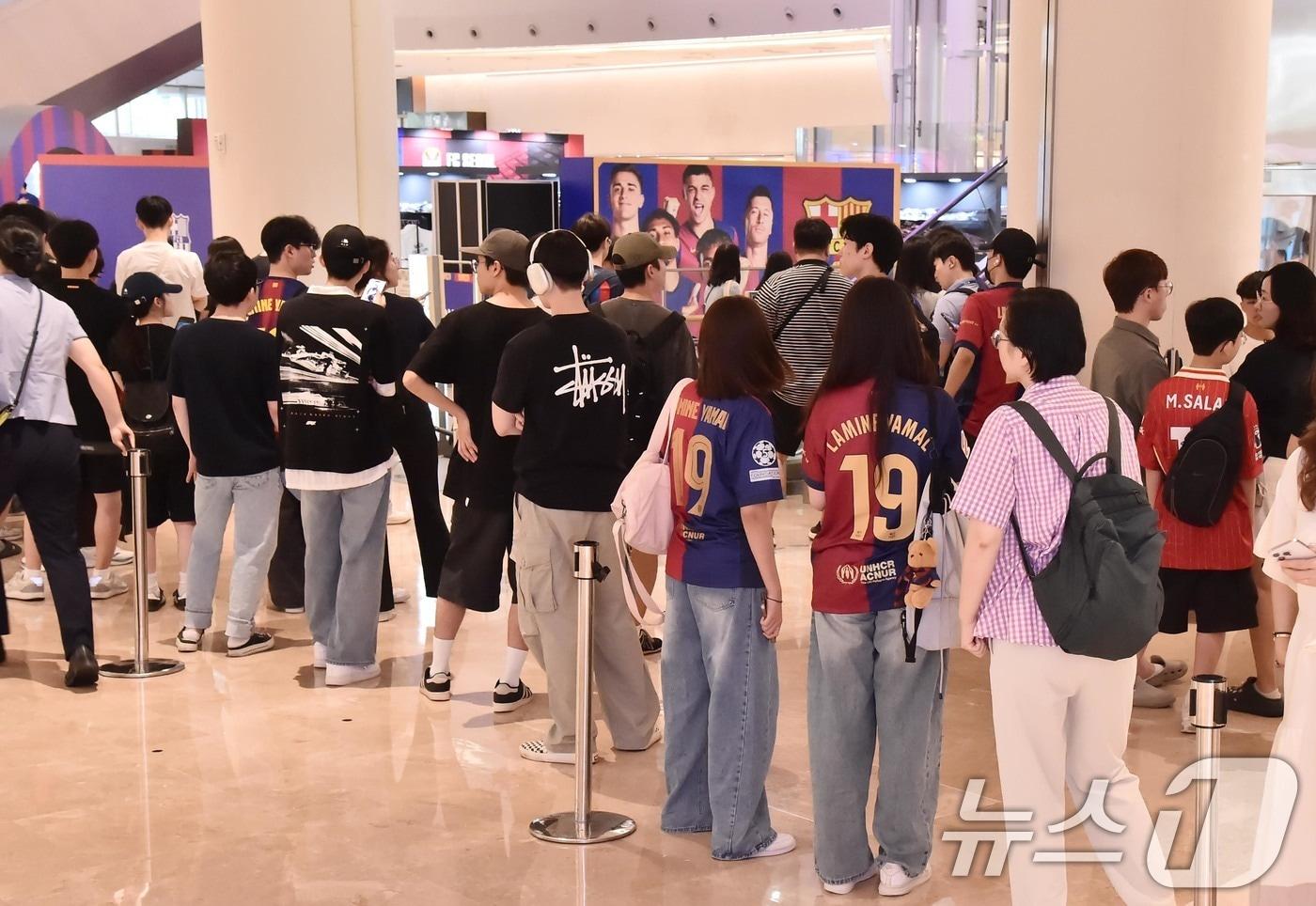 형지엘리트의 스포츠 브랜드 윌비플레이가 지난 8월 FC바르셀로나 내한으로 열리는 FC서울과의 친선 경기를 기념하기 위해 잠실 롯데월드몰에서 두 구단의 굿즈를 만나볼 수 있는 팝업존을  진행했다. 서울 송파구 잠실 롯데월드몰에서 열린 팝업존 앞에서 소비자들이 입장을 기다리고 있다. (형지엘리트 제공. 재판매 및 DB 금지) 2025.7.23/뉴스1
