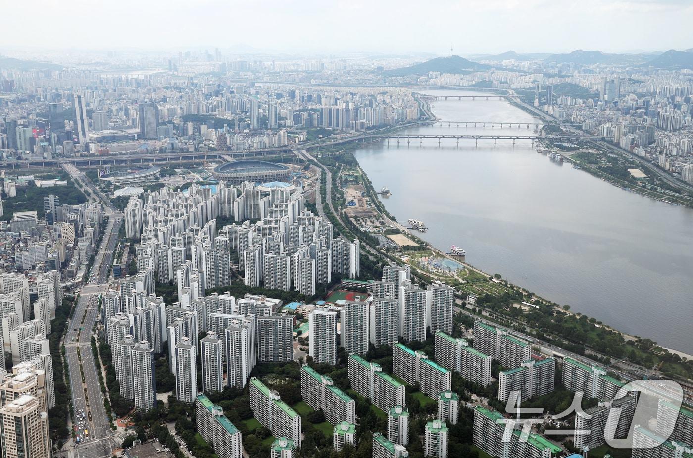 서울 송파구 롯데월드타워 전망대 서울스카이에서 바라본 시내 아파트 단지 모습. 뉴스1 ⓒ News1 오대일 기자