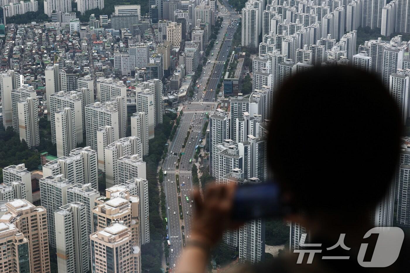 서울 송파구 롯데월드타워 전망대 서울스카이에서 바라본 시내 아파트 단지 모습. 뉴스1 ⓒ News1 오대일 기자