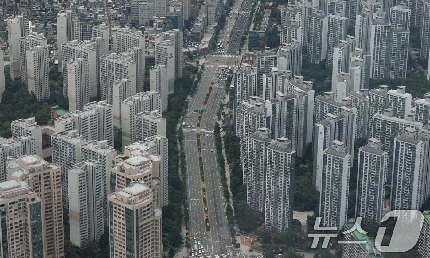 서울 송파구 롯데월드타워 전망대 서울스카이에서 바라본 시내 아파트 단지 모습. 2025.7.23/뉴스1 ⓒ News1 오대일 기자