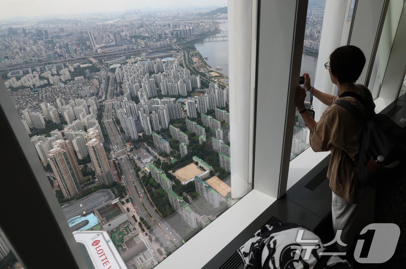 서울 송파구 롯데월드타워 전망대 서울스카이에서 바라본 시내 아파트 단지 모습. 뉴스1 ⓒ News1 오대일 기자