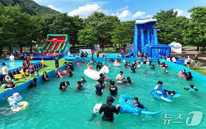 본문 이미지 - 영양 선바위 물놀이장 모습.(영양군 제공. 재판매 및 DB금지)2025.7.23/뉴스1