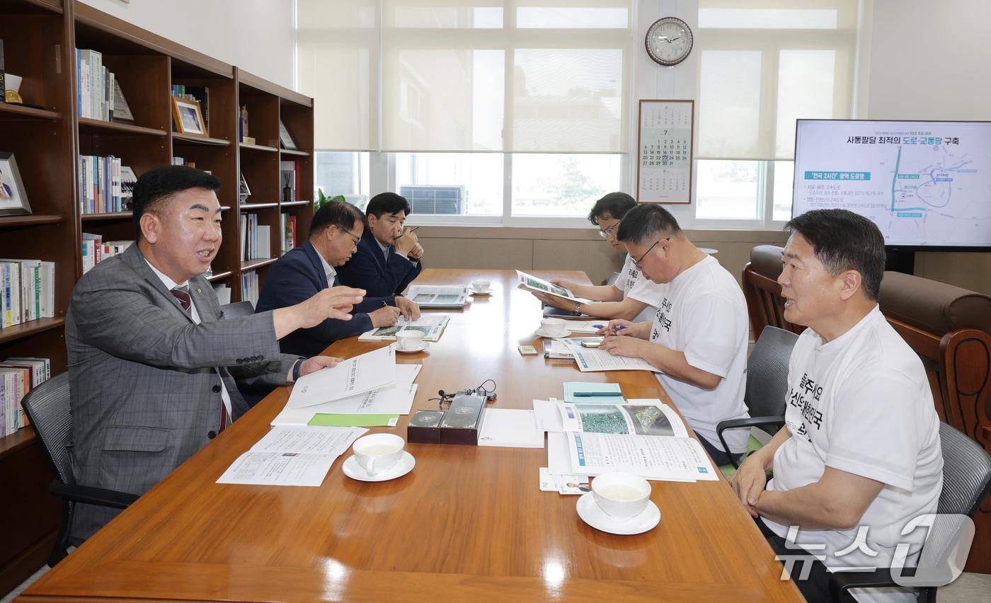 좌측 이범석 청주시장, 우측 박규섭 국정기획위원회 국장&#40;청주시 제공. 재판매 및 DB금지.&#41;/뉴스1