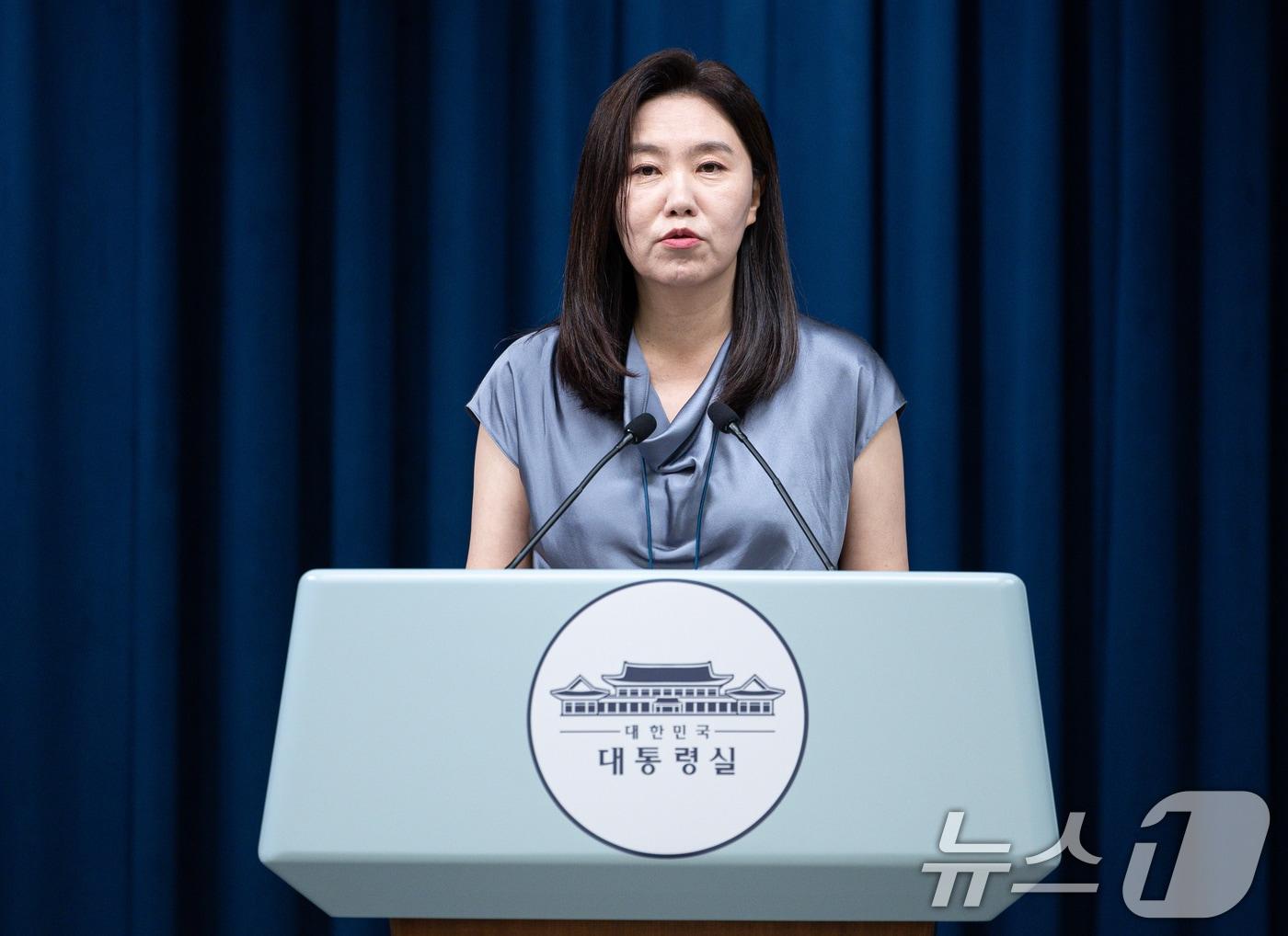 본문 이미지 - 강유정 대통령실 대변인이 23일 서울 용산 대통령실 청사에서 임명식 및 소비쿠폰 관련 브리핑을 하고 있다. 2025.7.23/뉴스1 ⓒ News1 이재명 기자