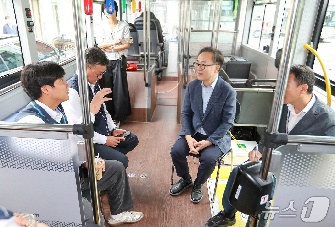 유성훈 금천구청장이 마을버스 운전자들과 현장 방문간담회를 진행하고 있다.(금천구 제공)